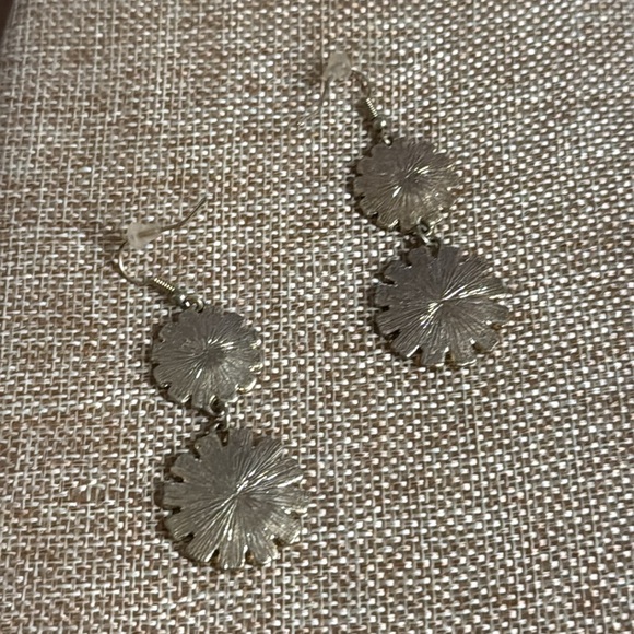 Pierced earrings yellow enamel daisies two of them one larger than the other - Picture 7 of 7